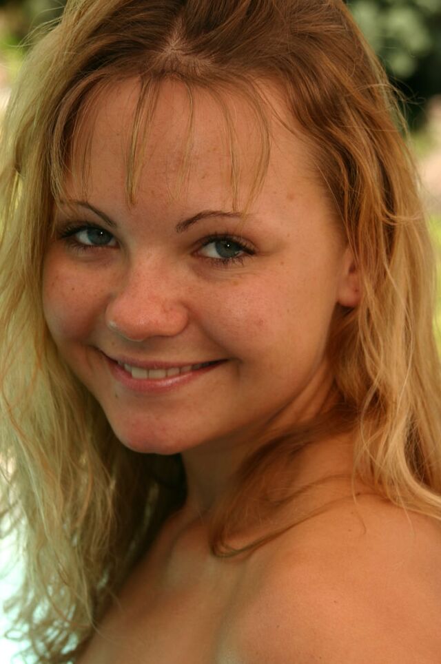 16P Amateur chick Skylynn smokes while removing a bikini to pose nude