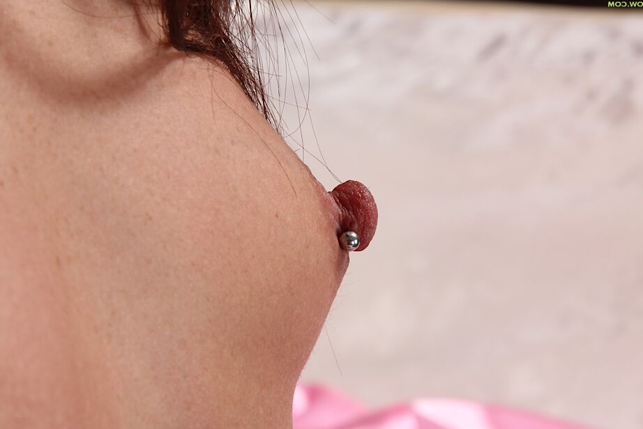16P Impresionante MILF morena desnudándose y abriendo las piernas
