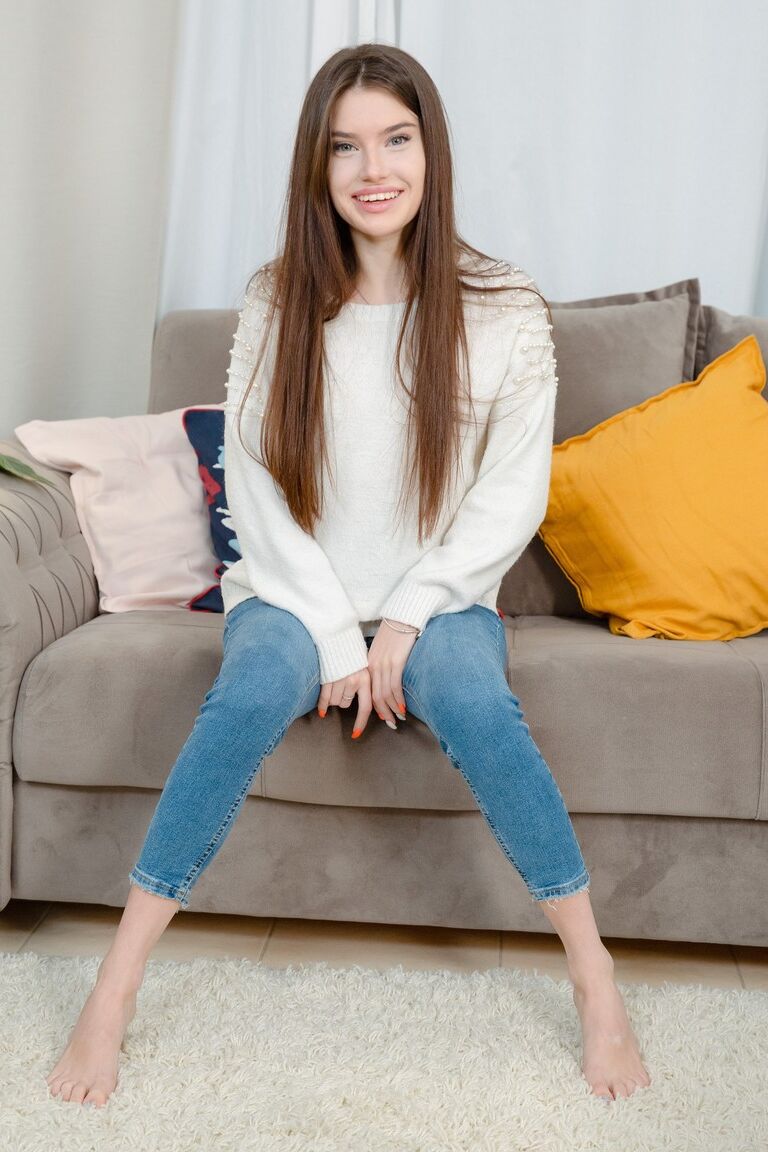 21P Teenie mit kleinen Titten Stefany Kyler gibt Blowjob und wird auf einer Couch gefickt