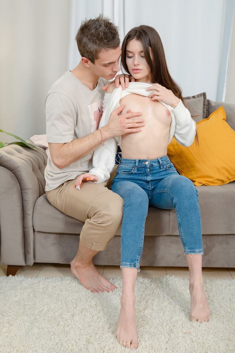 21P Teenie mit kleinen Titten Stefany Kyler gibt Blowjob und wird auf einer Couch gefickt