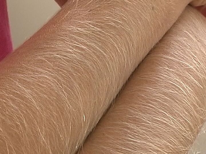 Die 21P-MILF Lori Anderson zeigt ihre behaarten Achseln, während sie sich bis auf ihre Unterwäsche auszieht