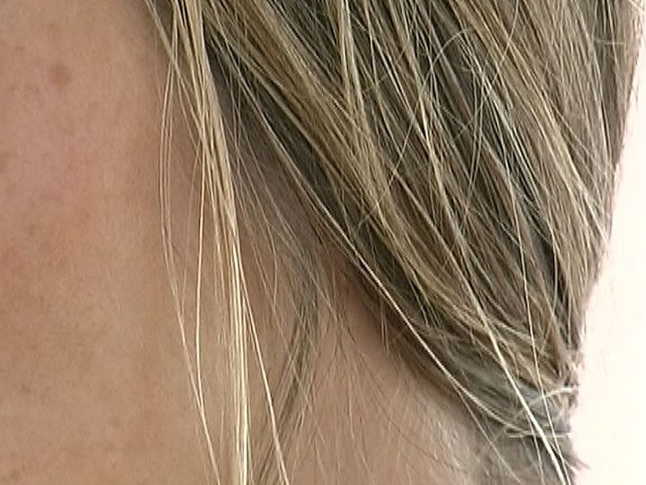 Die 21P-MILF Lori Anderson zeigt ihre behaarten Achseln, während sie sich bis auf ihre Unterwäsche auszieht