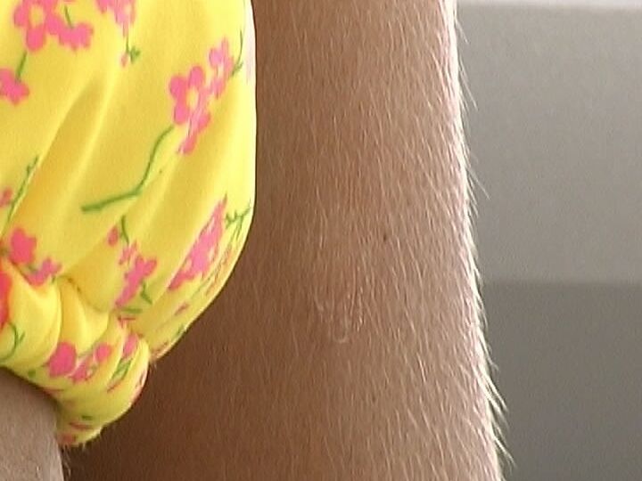 Die 21P-MILF Lori Anderson zeigt ihre behaarten Achseln, während sie sich bis auf ihre Unterwäsche auszieht