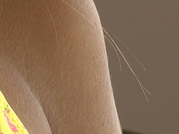 Die 21P-MILF Lori Anderson zeigt ihre behaarten Achseln, während sie sich bis auf ihre Unterwäsche auszieht