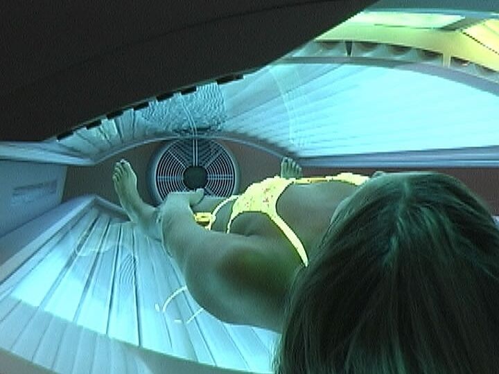 Die 21P-MILF Lori Anderson zeigt ihre behaarten Achseln, während sie sich bis auf ihre Unterwäsche auszieht