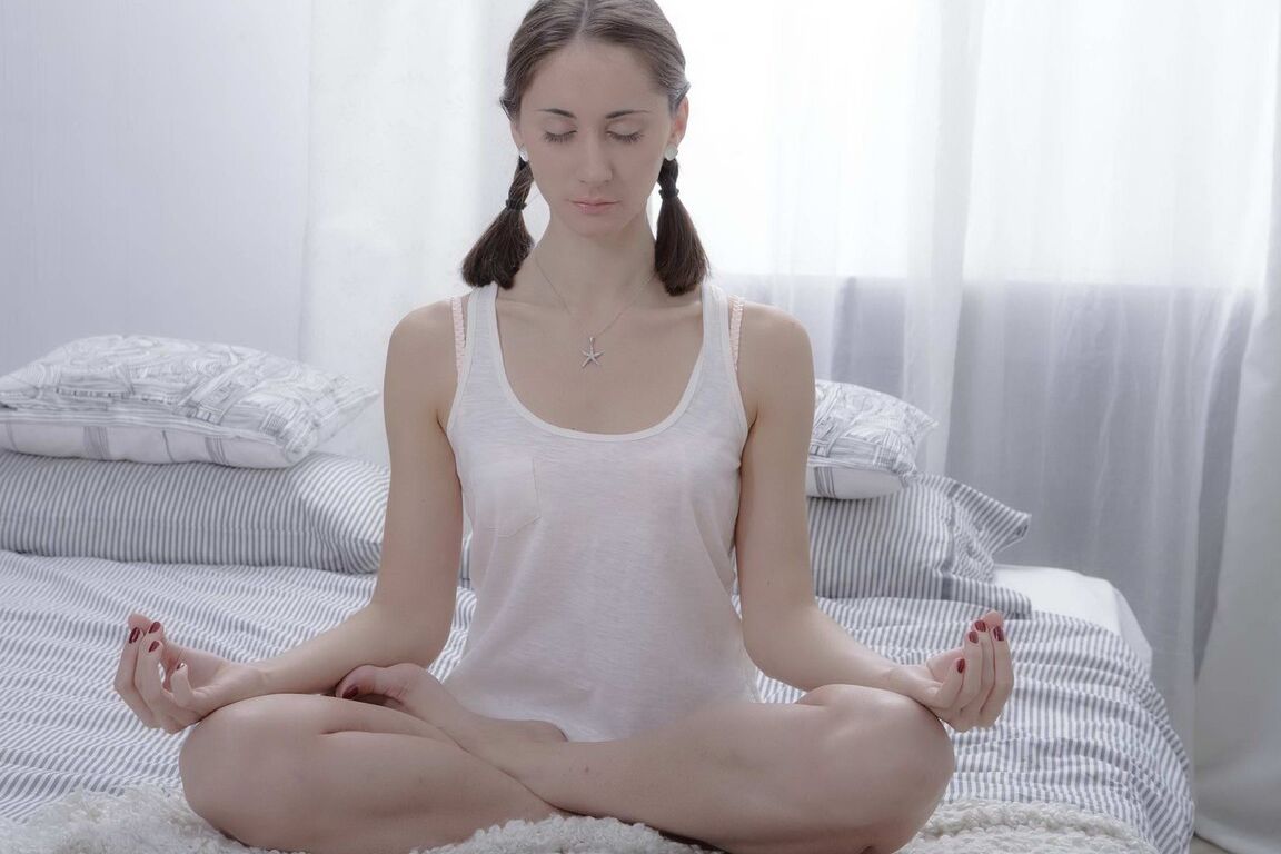 16P Jovem morena com uma bunda de morrer faz sexo com seu homem depois de meditar