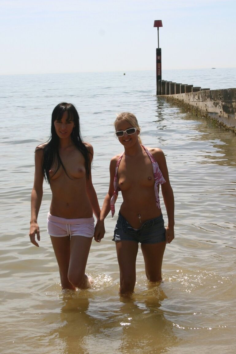 21P Petite MILF lesbienne Suzie Best