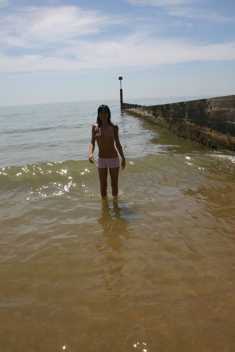 21P Petite MILF lesbienne Suzie Best