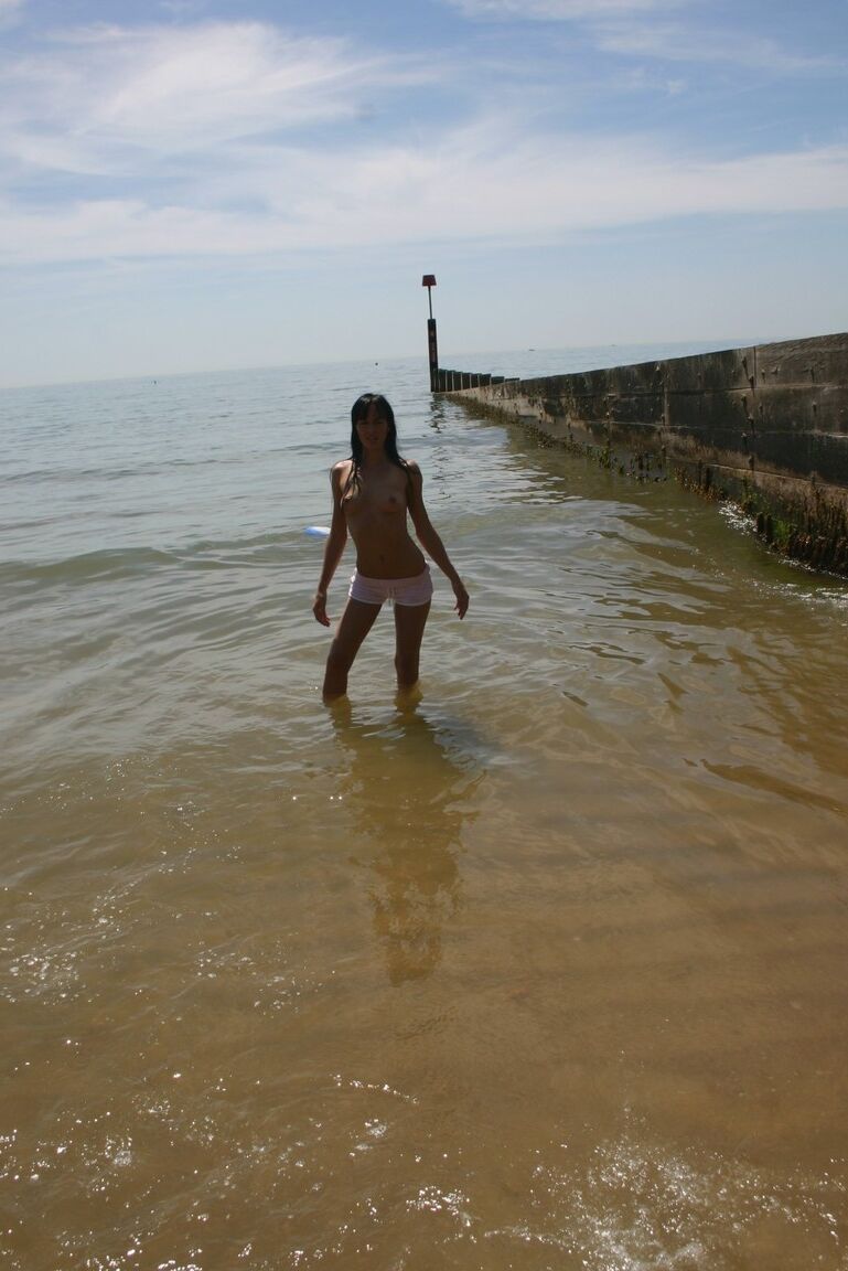 21P Petite MILF lesbienne Suzie Best