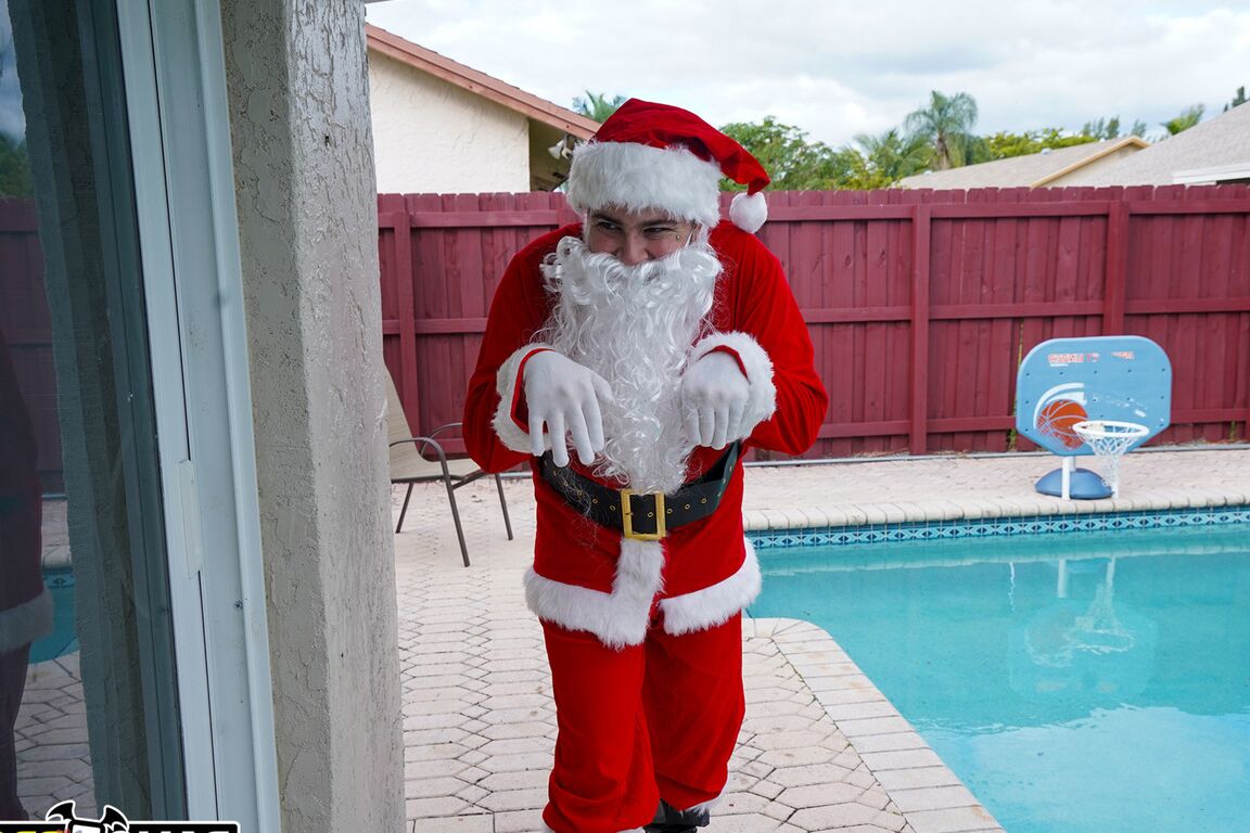21P A adolescente sexy Kacey Quinn exibe sua bunda incrível antes de montar no pau do Papai Noel