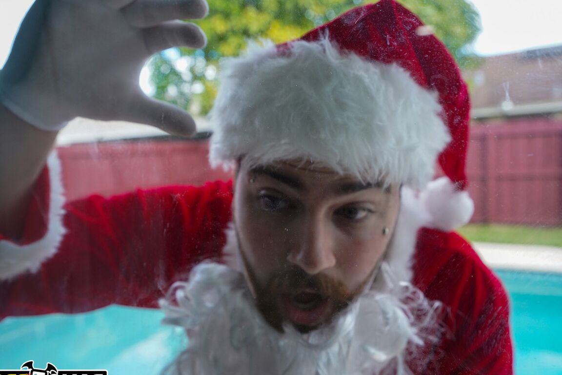 21P A adolescente sexy Kacey Quinn exibe sua bunda incrível antes de montar no pau do Papai Noel
