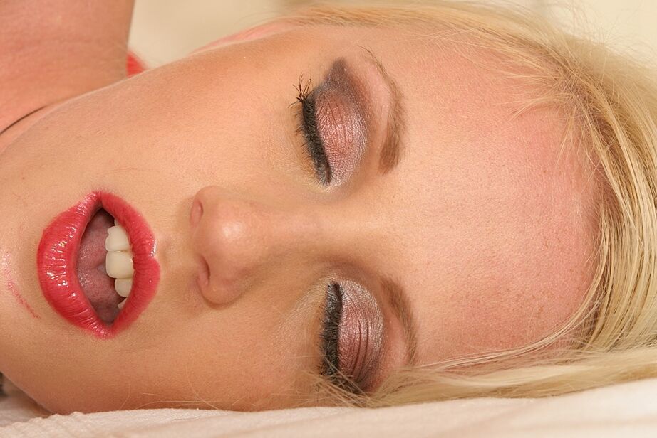 21P Rubia amateur Erika 2 teniendo una sesión en solitario a cuatro patas con su consolador