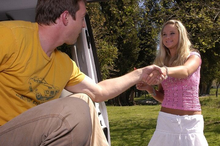 16P Une adolescente blonde libérée se fait piéger par une pipe sur la banquette arrière