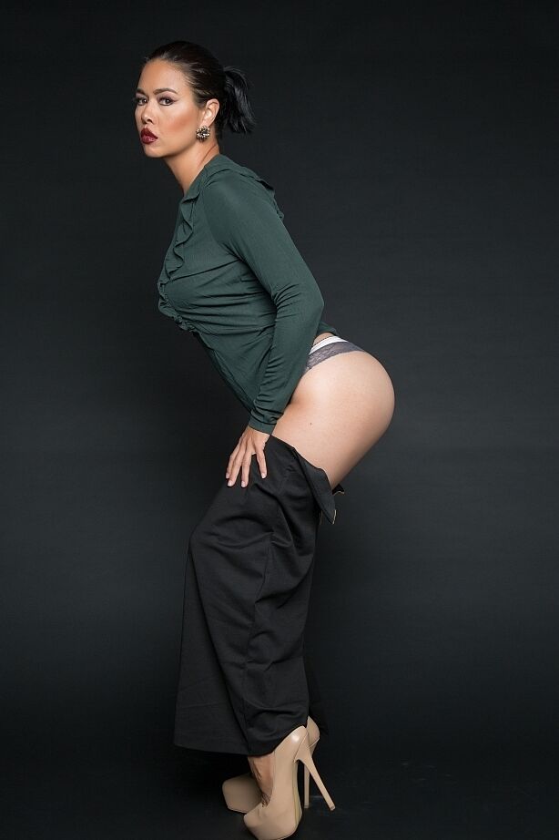 14P A funcionária de escritório asiática Dana Vespoli tira as roupas de negócios para ganhar dinheiro mais facilmente