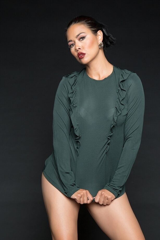 14P A funcionária de escritório asiática Dana Vespoli tira as roupas de negócios para ganhar dinheiro mais facilmente