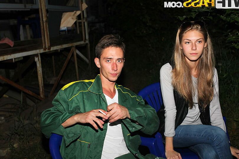 16P Garota amadora faz anal hardcore no futon na posição doggystyle