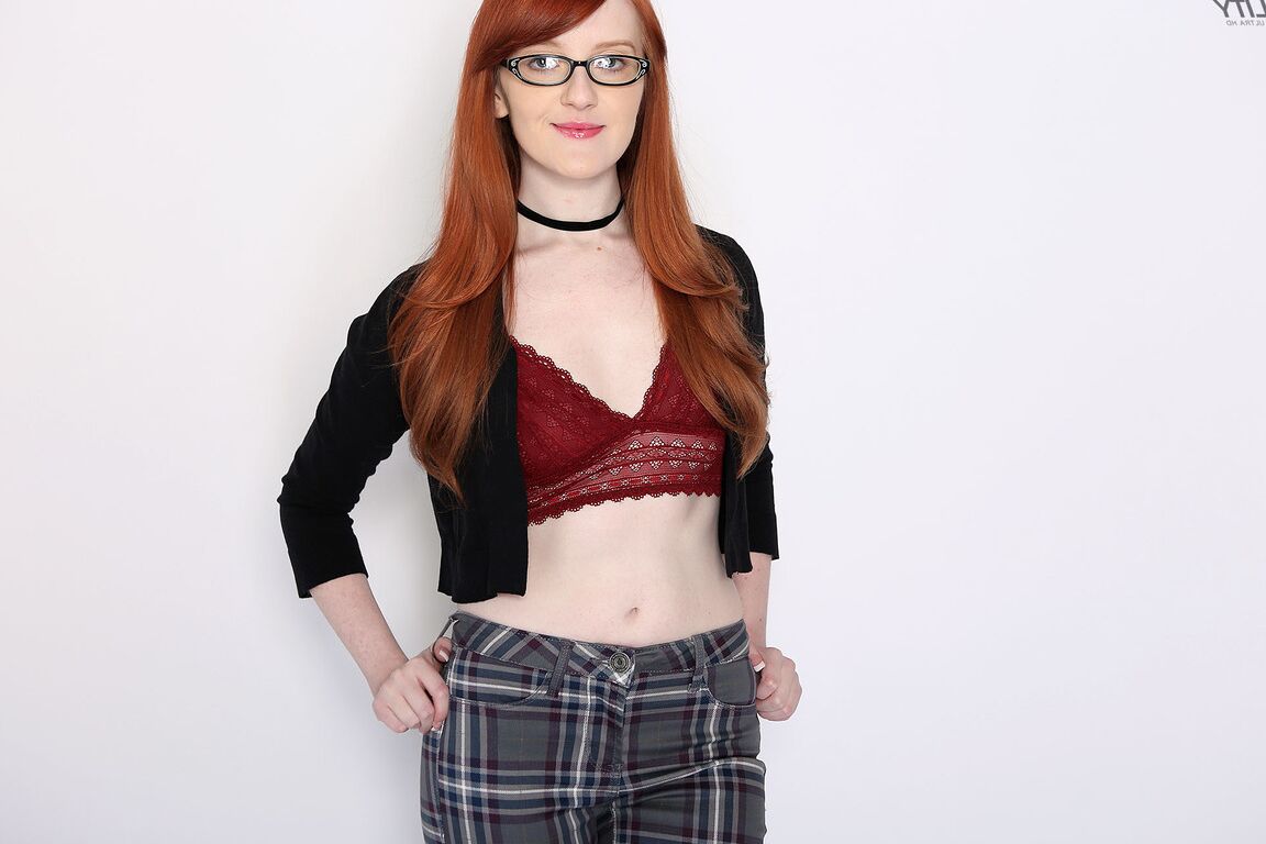 17P A adolescente ruiva nerd Krystal Orchid é penetrada por um grande galo depois