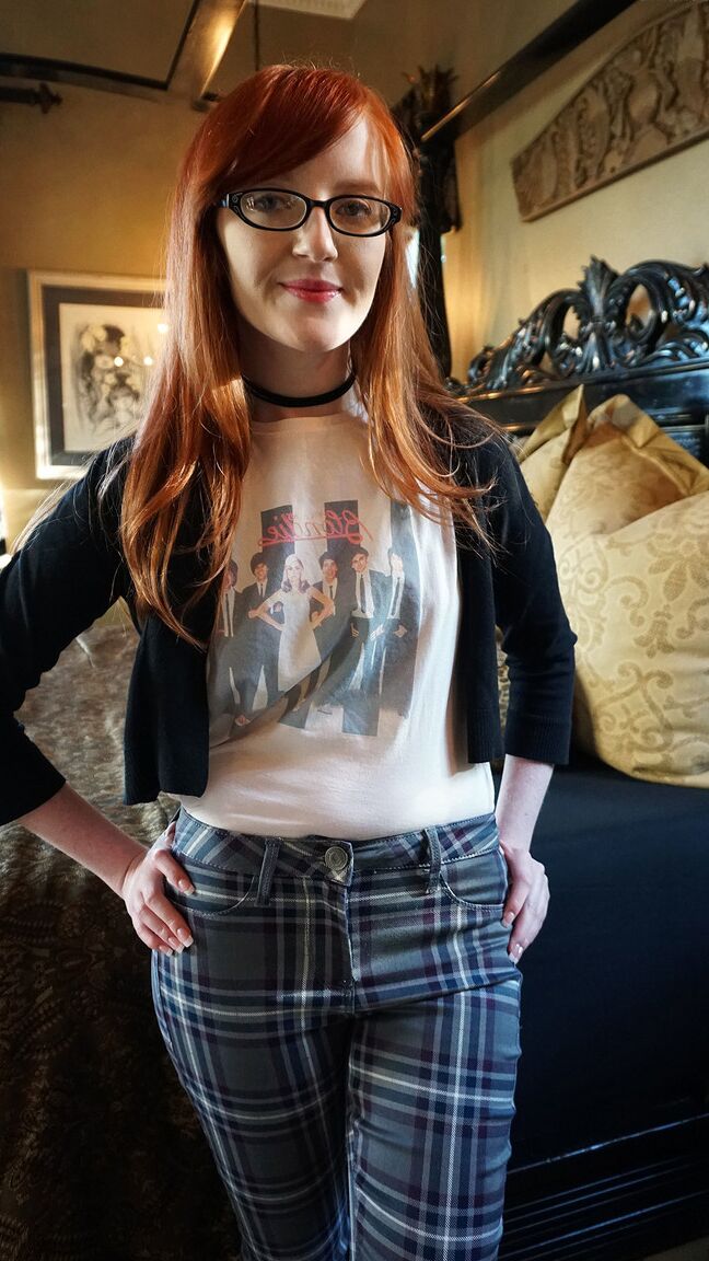 17P A adolescente ruiva nerd Krystal Orchid é penetrada por um grande galo depois