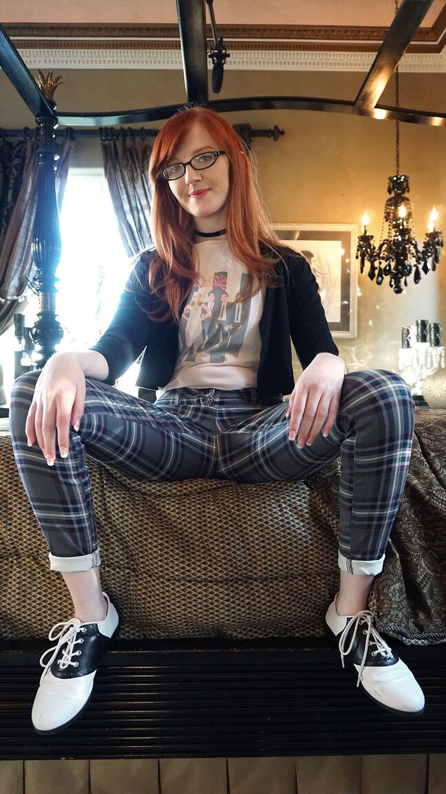 17P A adolescente ruiva nerd Krystal Orchid é penetrada por um grande galo depois