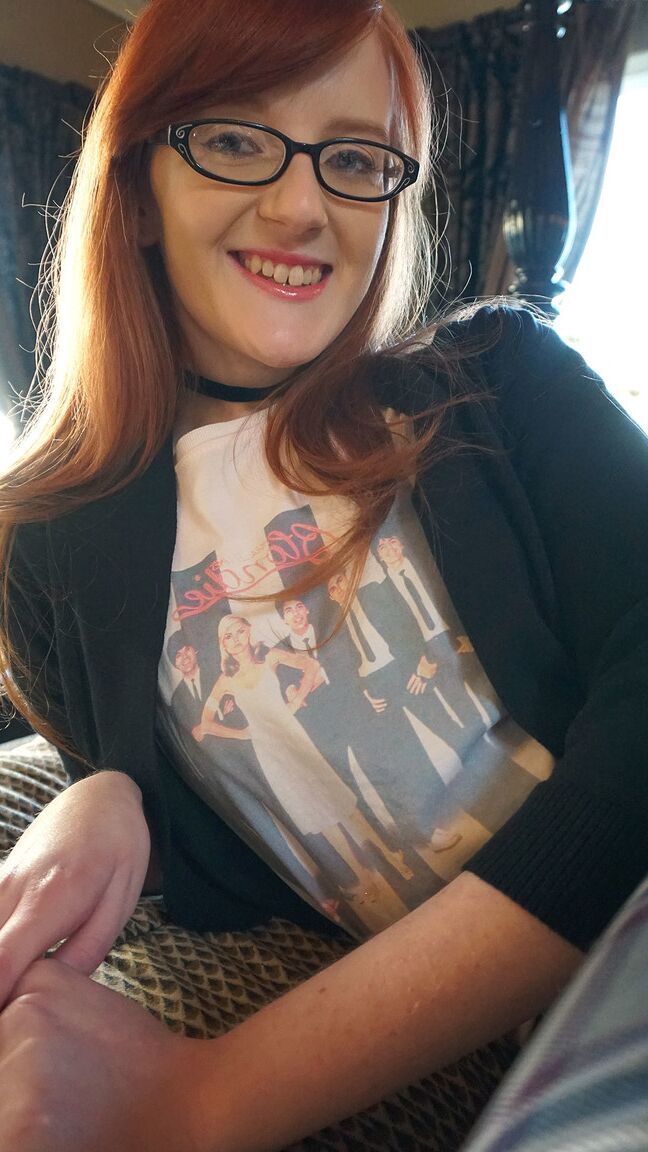 17P A adolescente ruiva nerd Krystal Orchid é penetrada por um grande galo depois
