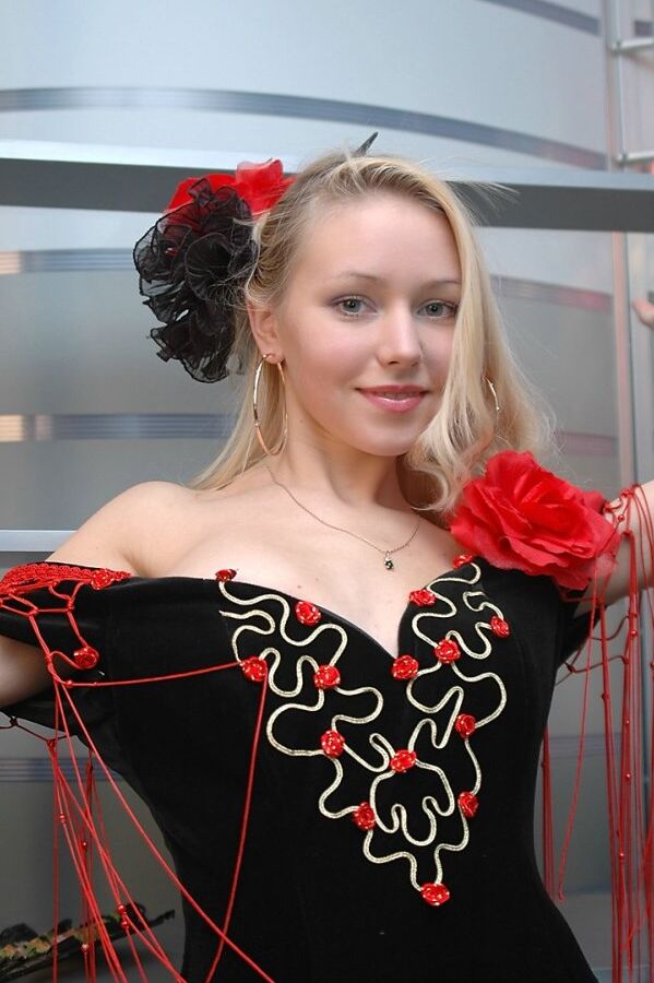 15P Linda rubia descubre sus grandes tetas mientras se quita un disfraz