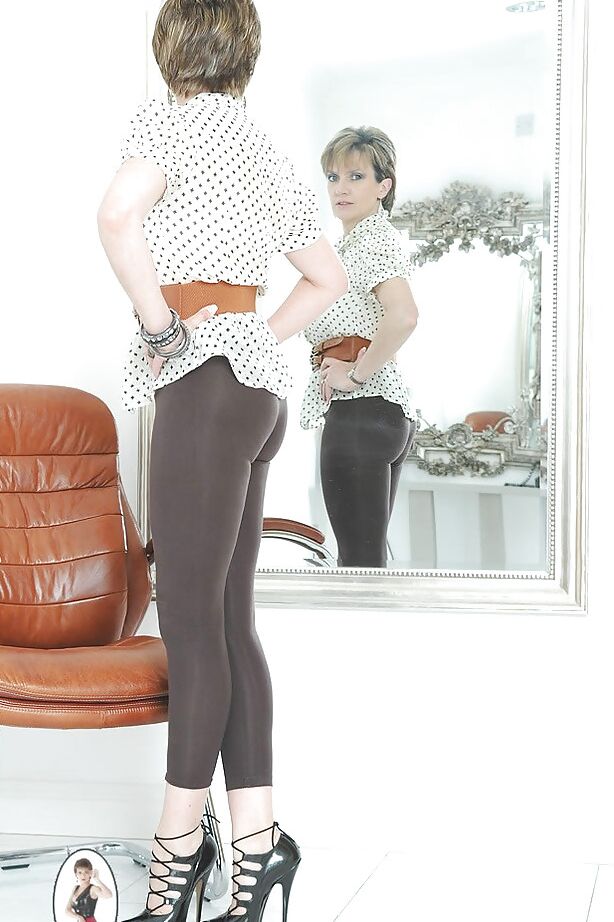 15P La madura Lady Sonia demuestra su bonito culo en leggins negros