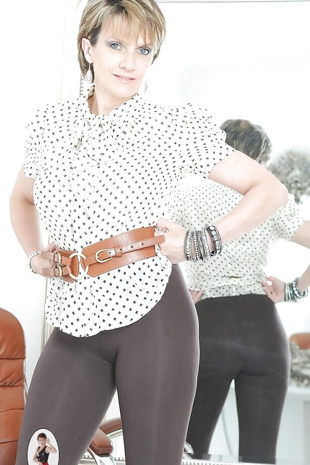 15P La madura Lady Sonia demuestra su bonito culo en leggins negros