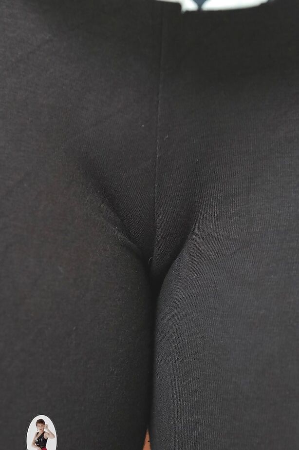 15P La madura Lady Sonia demuestra su bonito culo en leggins negros