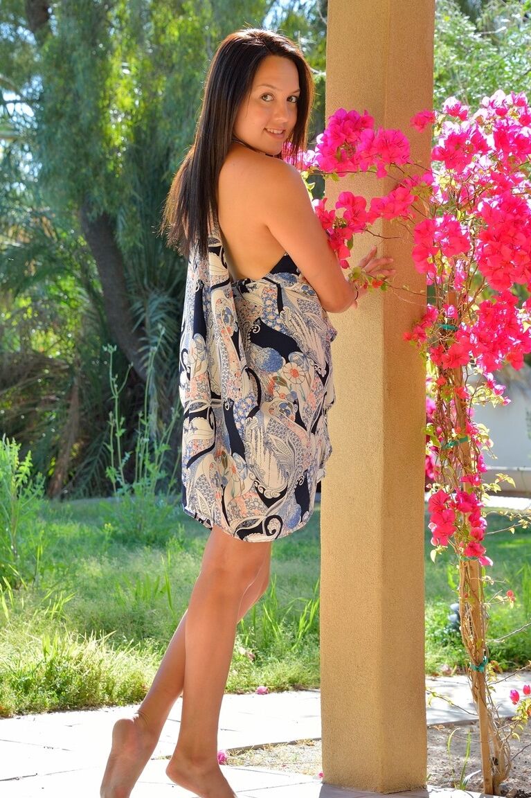 21P Gostosa Leanna mostrando seus pés deliciosos e abrindo a vagina de perto