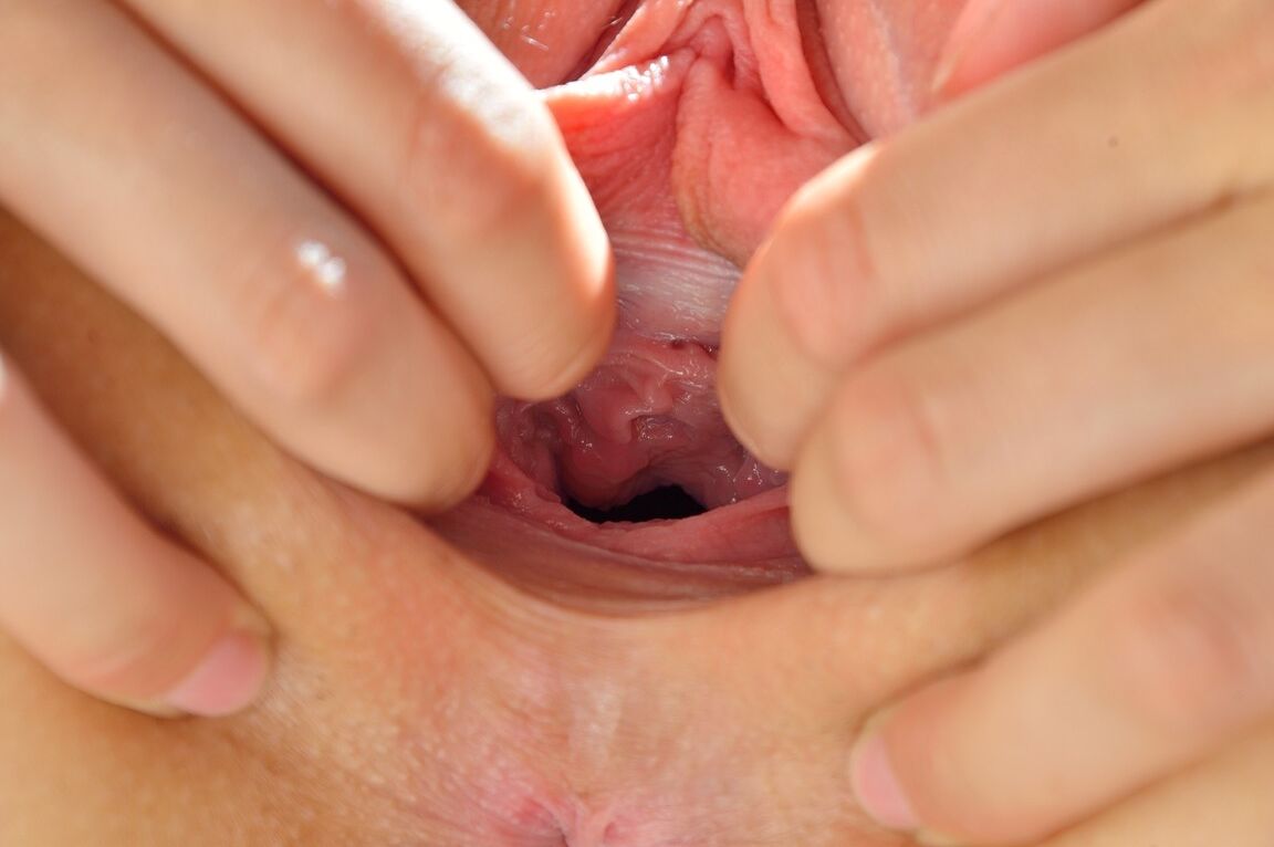 21P Gostosa Leanna mostrando seus pés deliciosos e abrindo a vagina de perto