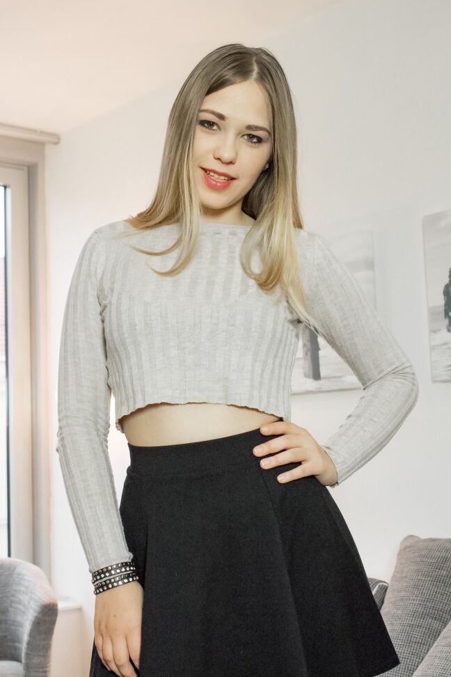 17P La adolescente rusa de aspecto inocente Selvaggia se desnuda hasta la liga