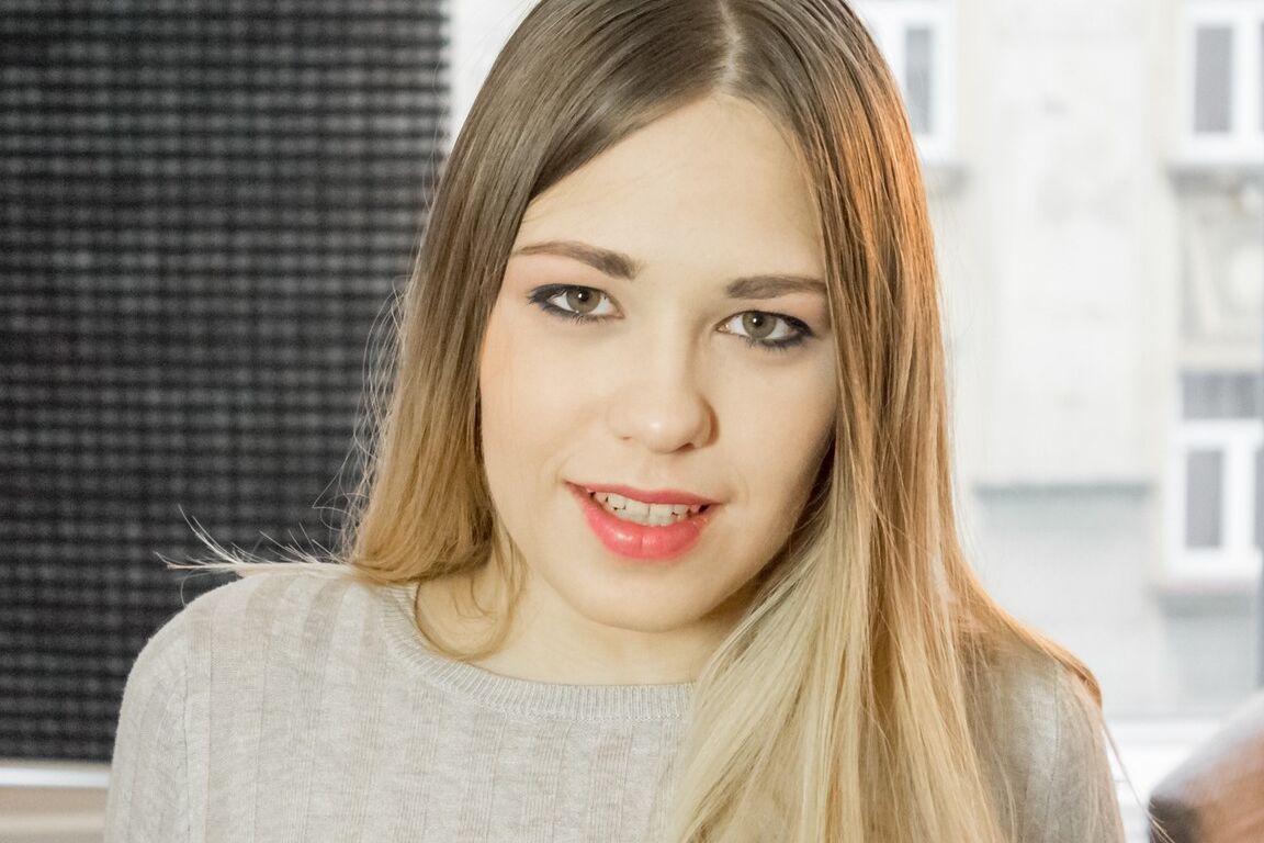 17P La adolescente rusa de aspecto inocente Selvaggia se desnuda hasta la liga