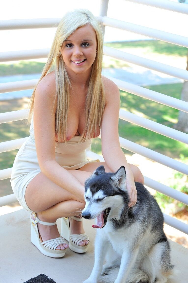 21P La linda rubia Alexis muestra sus hermosos pechos y posa desnuda en un solo
