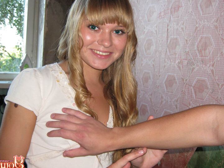 16P Linda adolescente rubia con rizos en el cabello le mama a su novio antes de follar