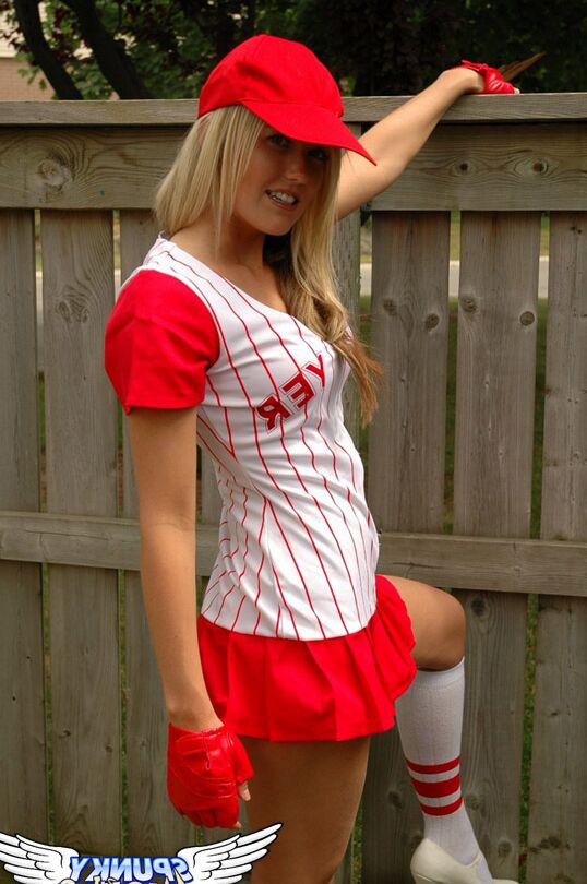 12P Alicia, salope amateur blonde et chaude, exhibe sa jupe haute.