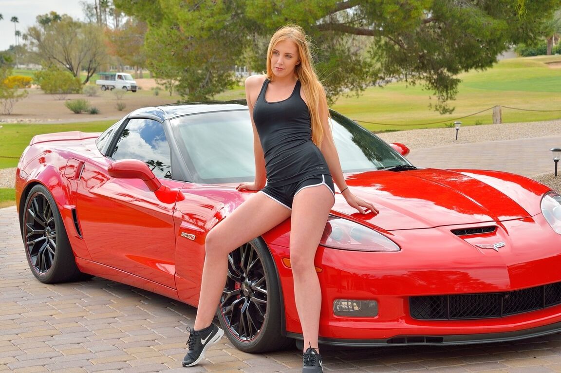 21P Garota amadora Khloe revela sua figura gostosa e posa no parque e no carro