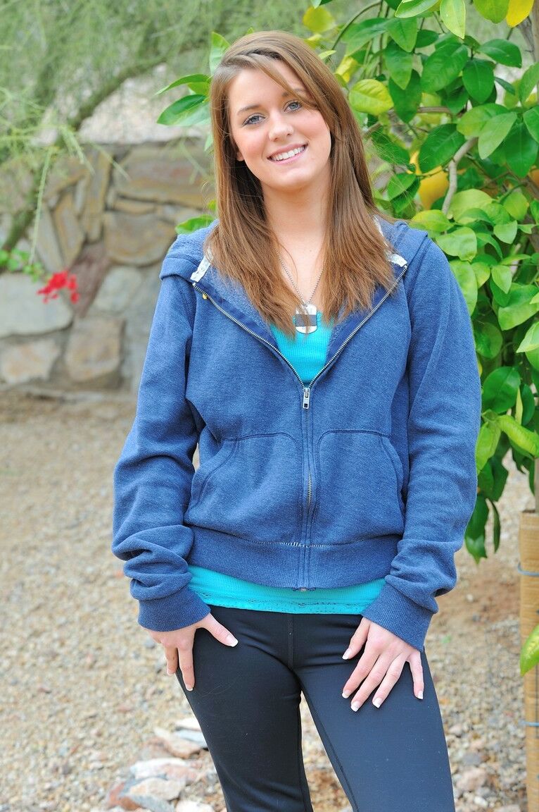 20P La douce teen Hayley révèle ses seins et se frotte la chatte de près en plein air