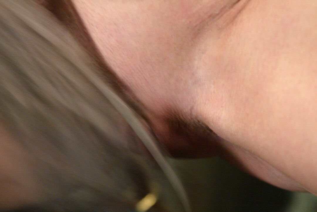 21P Babe with nice tits Bobbi Dean gets tortured while she's in a split