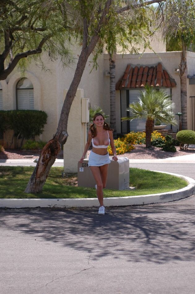 21P Jamie, l'étourdissante queue de cochon, montre ses seins naturels sexy en jouant au tennis