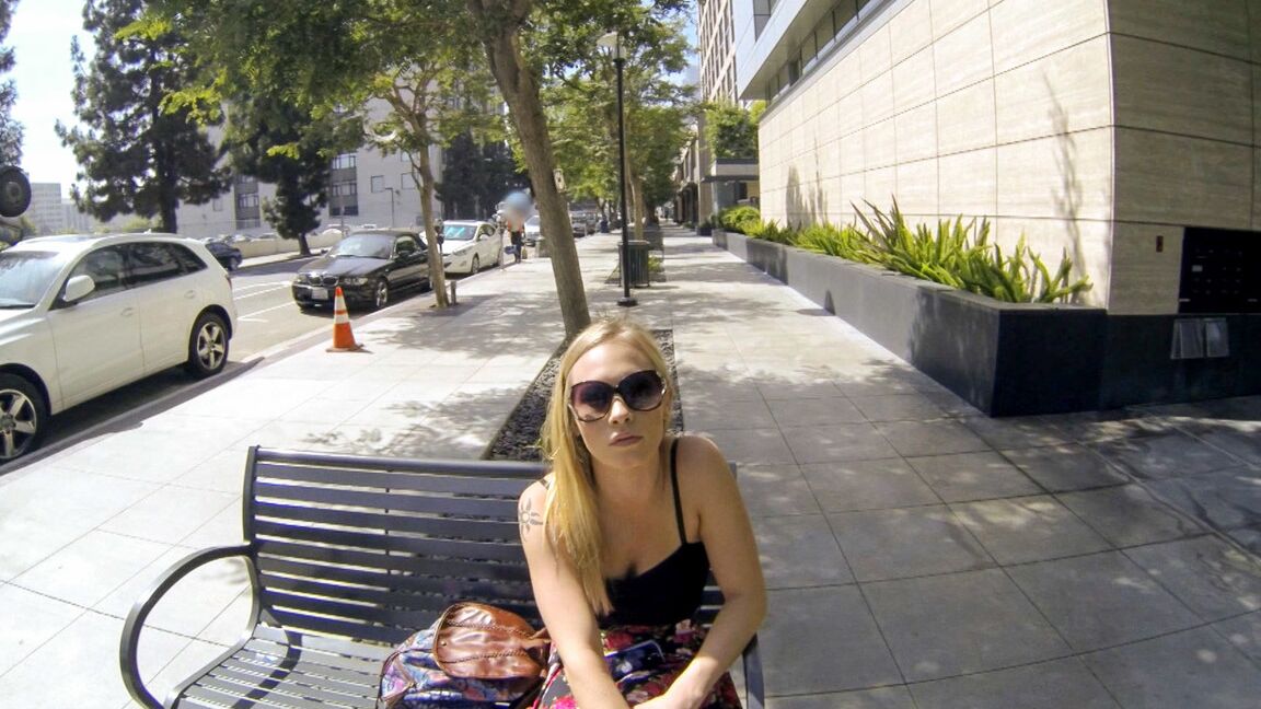 18P Rubia con sexy culo de burbuja Dakota James chupa una gran polla en el asiento trasero