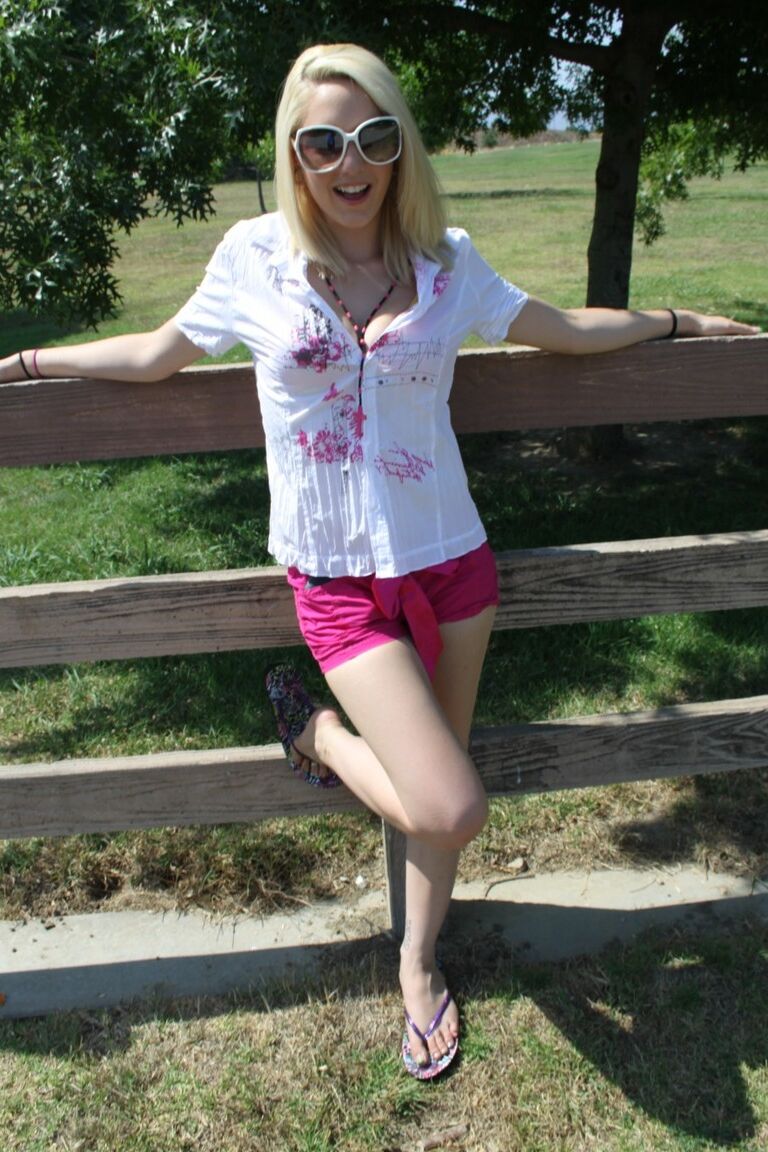 17P Das süße North Carolina-Babe Rylie Richman posiert auf einer Ranch in süßen rosa Shorts