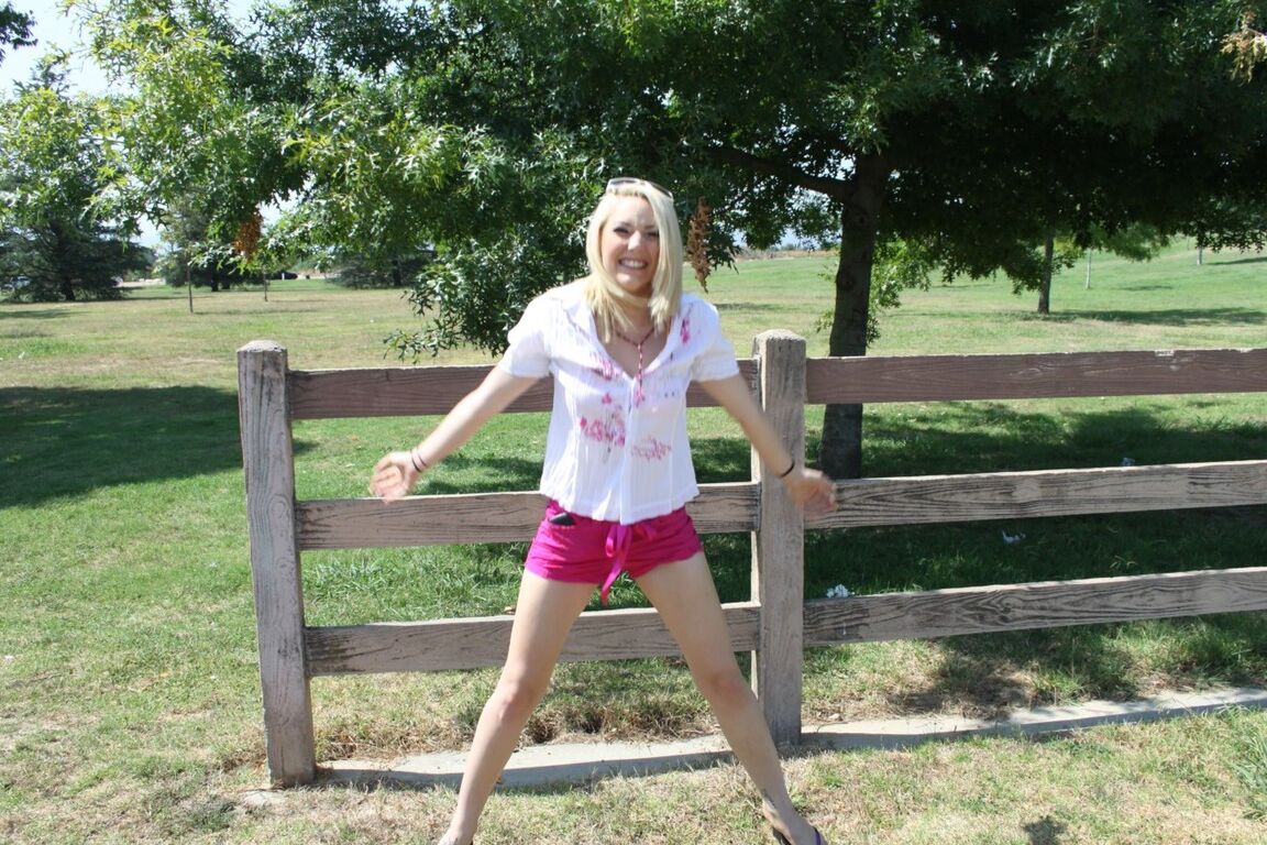 17P Das süße North Carolina-Babe Rylie Richman posiert auf einer Ranch in süßen rosa Shorts