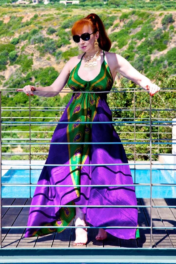 16P Red XXX, modèle solo aux gros seins, joue avec sa chatte sur un toit-terrasse avec vue