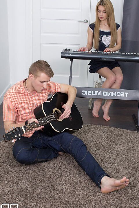 12P La adolescente cachonda Sonya Sweet seduce a su novio que toca la guitarra