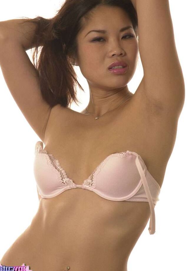 Le mannequin asiatique 16P Slim se tient nue après avoir retiré son ensemble soutien-gorge et culotte.