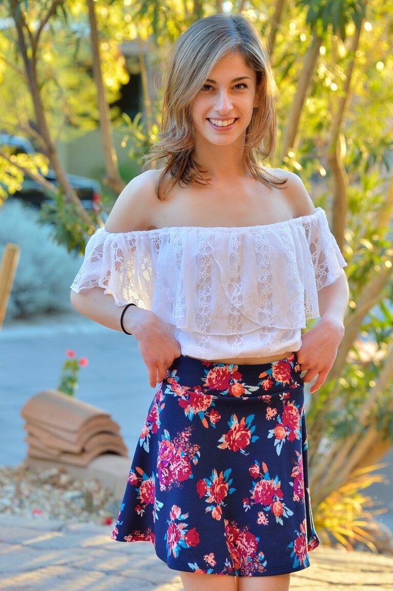 21P La hermosa joven rubia Kristen se mete los puños en su sabroso manguito después de desnudarse