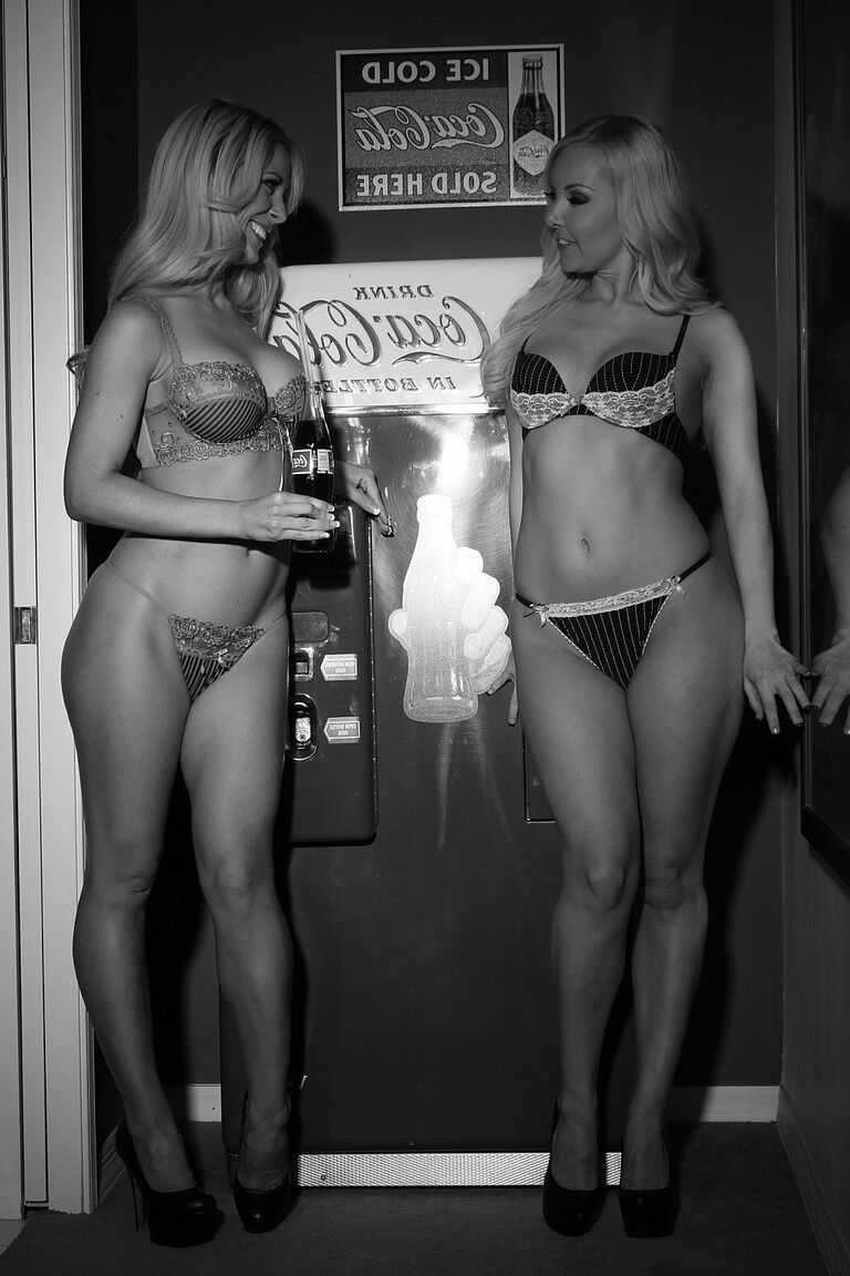 21P Les superbes MILF blondes Aaliyah Love et Cherie Deville s'embrassent nues.