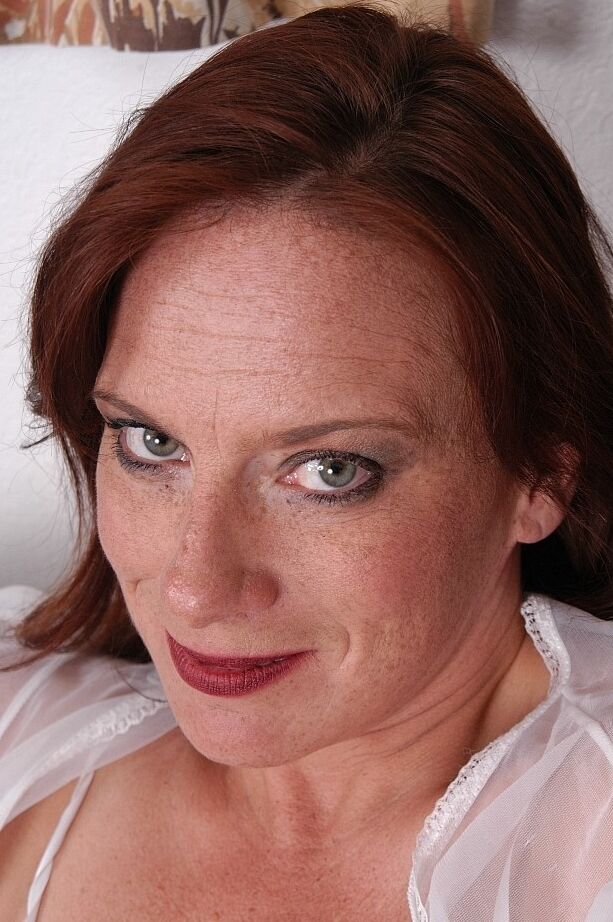 16P Mature lady Tasia gets naked and spreads pink labia lips wide open