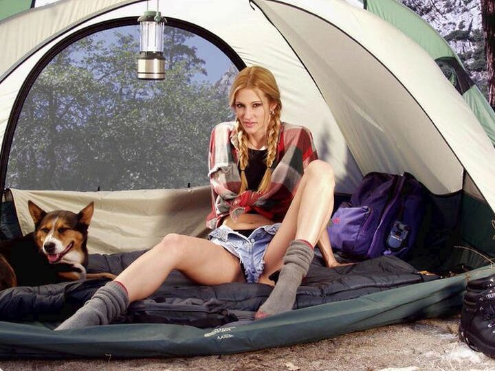 12P La chica sola Jessica Drake se masturba en su tienda de campaña durante un viaje de campamento