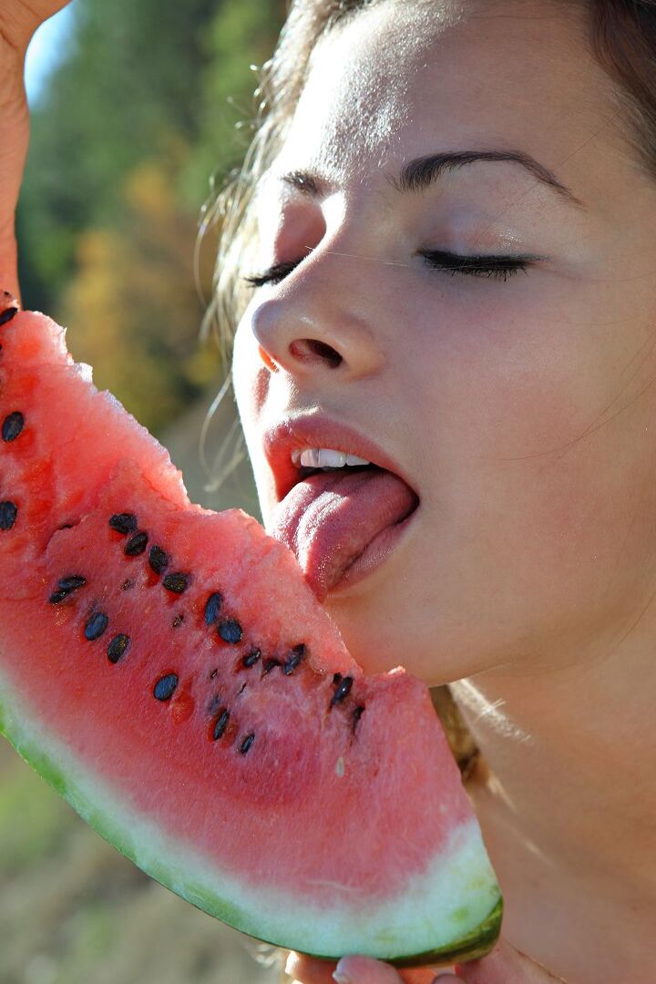 16P La jolie fille solo Alisa B mange de la pastèque en posant nue